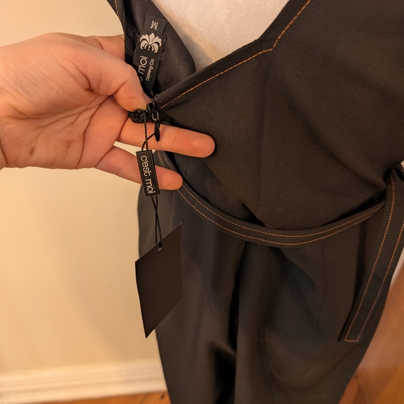 Sleek Black Sleeveless Jumpsuit with Notch Neck and Belt - Picture 5 of 5